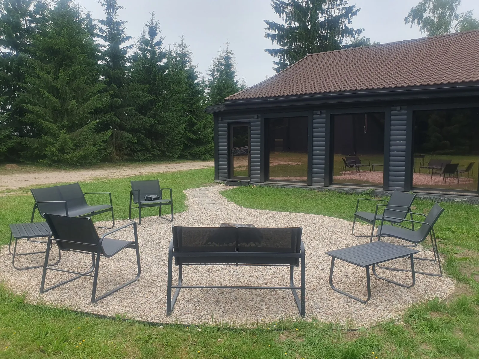 Ugunskura pulcēšanās vieta zem priedēm viesu mājā «Silarozes»